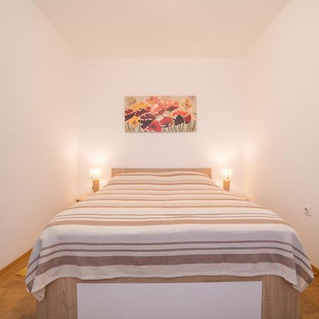 Red Karmenita Apartment Umag Bagian luar foto