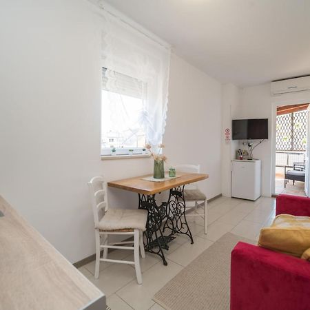 Red Karmenita Apartment Umag Bagian luar foto