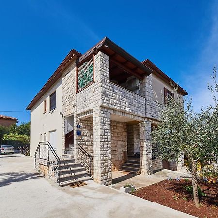 Red Karmenita Apartment Umag Bagian luar foto