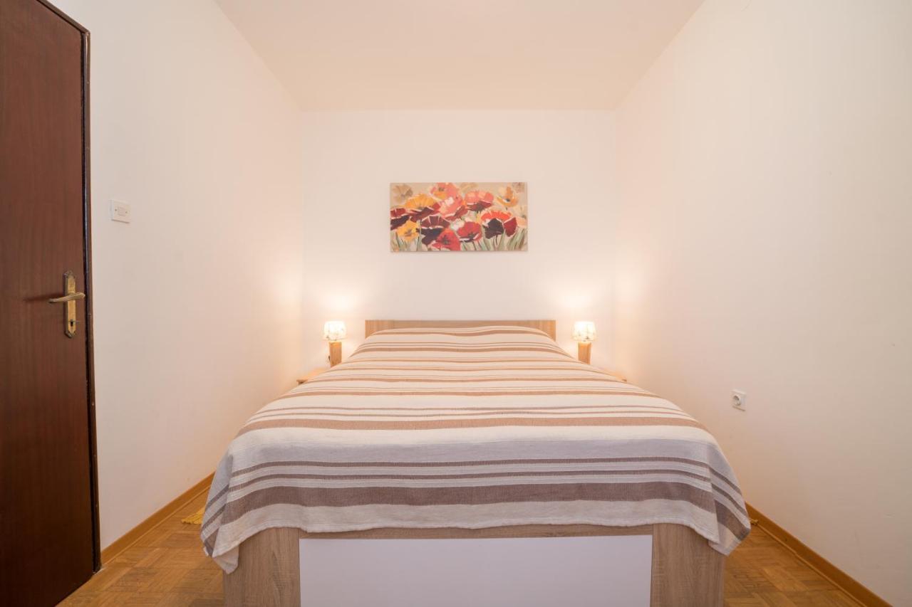 Red Karmenita Apartment Umag Bagian luar foto