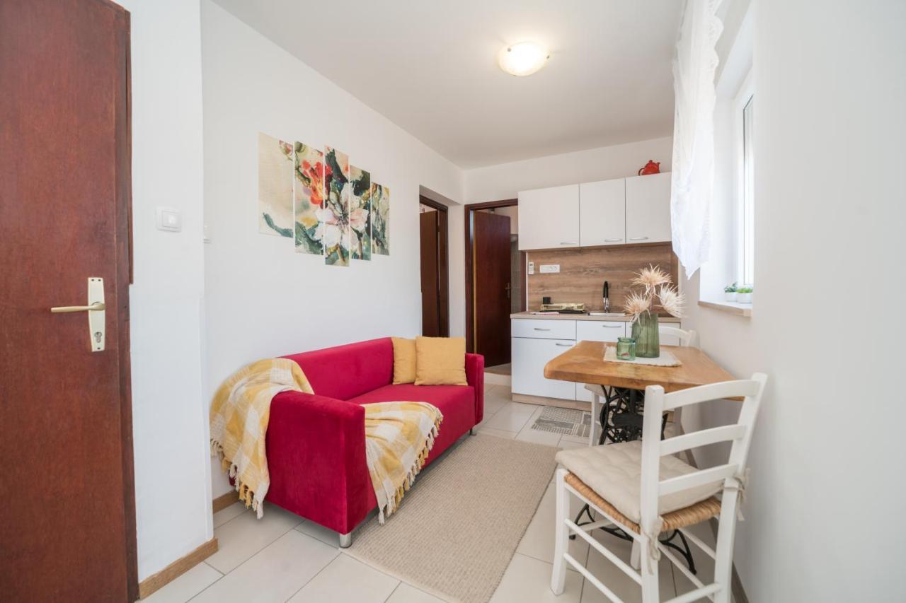 Red Karmenita Apartment Umag Bagian luar foto
