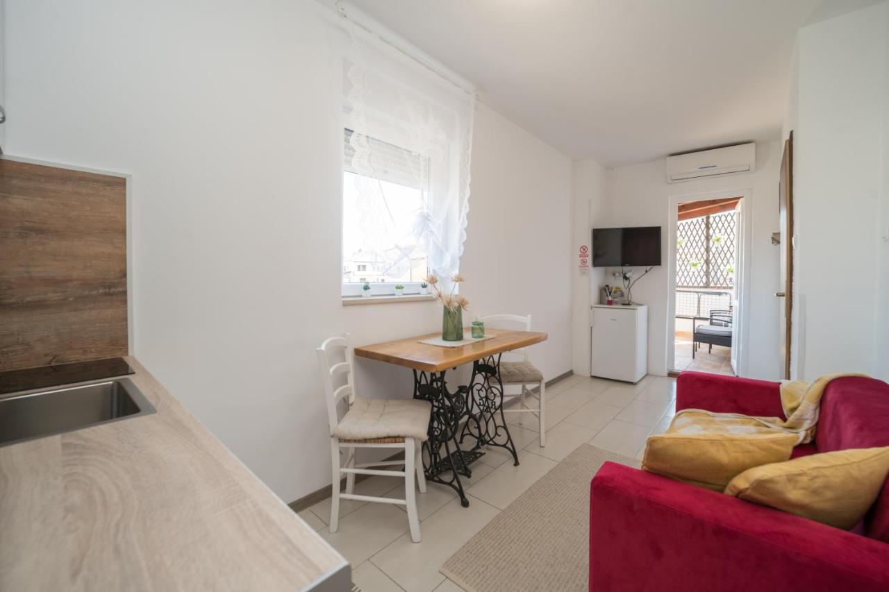 Red Karmenita Apartment Umag Bagian luar foto