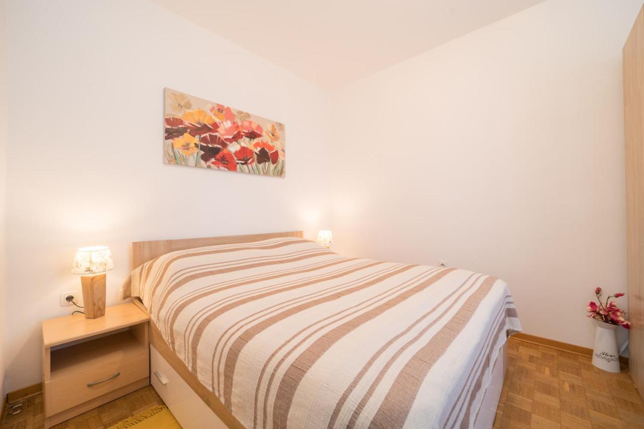 Red Karmenita Apartment Umag Bagian luar foto