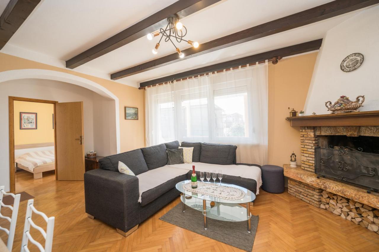 Red Karmenita Apartment Umag Bagian luar foto