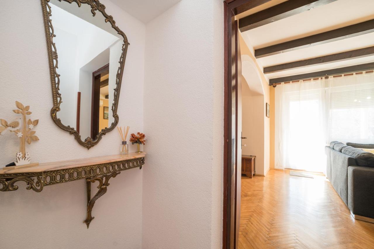 Red Karmenita Apartment Umag Bagian luar foto