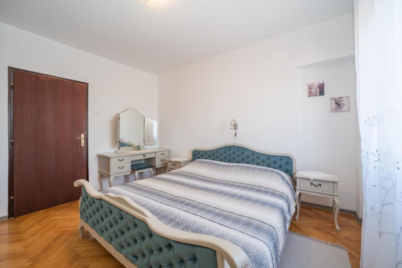 Red Karmenita Apartment Umag Bagian luar foto