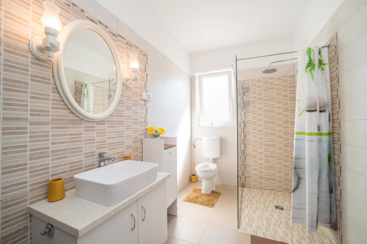 Red Karmenita Apartment Umag Bagian luar foto