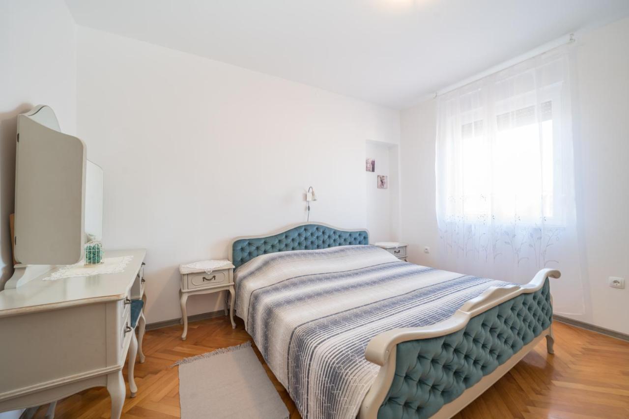 Red Karmenita Apartment Umag Bagian luar foto