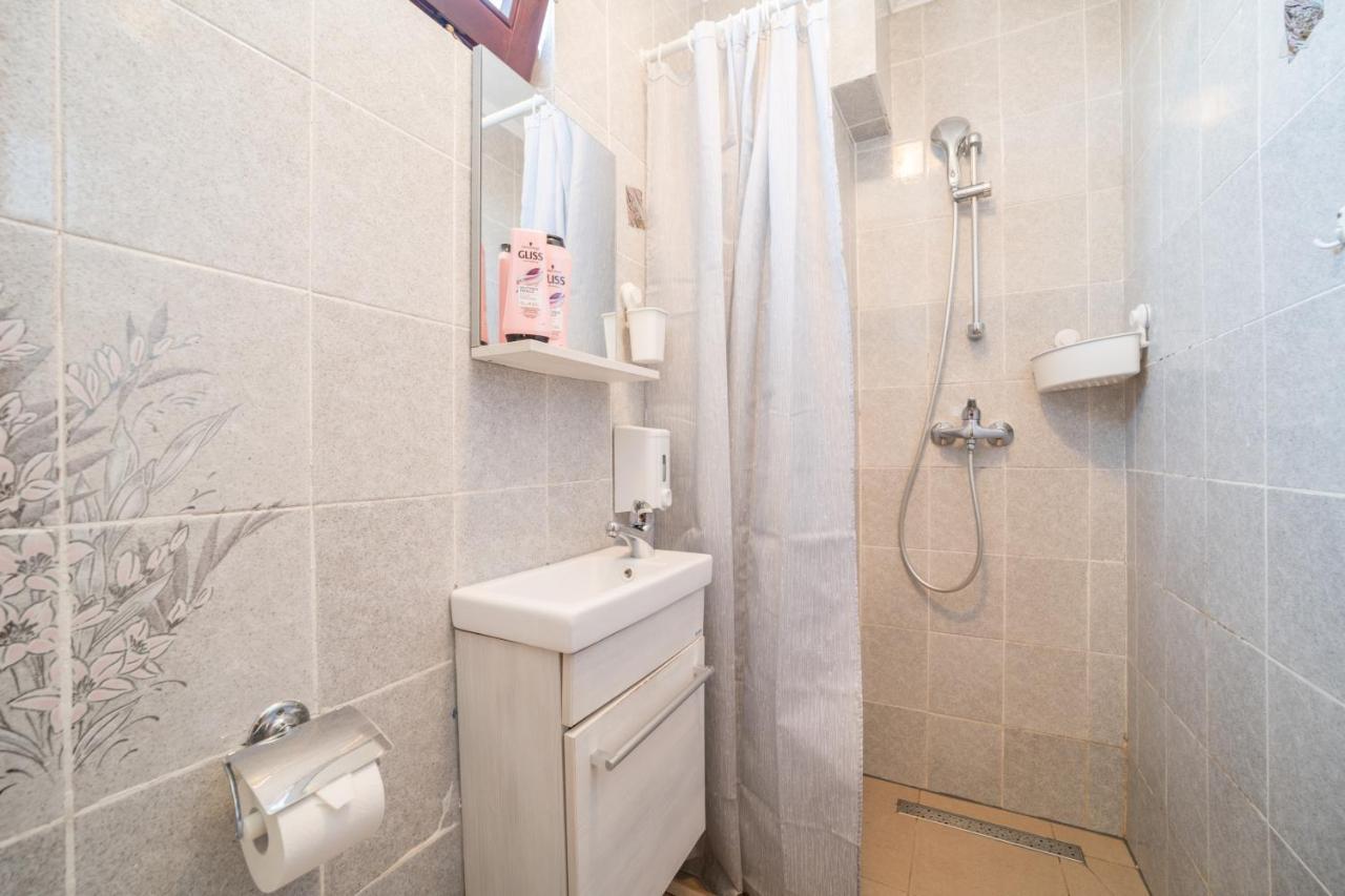 Red Karmenita Apartment Umag Bagian luar foto