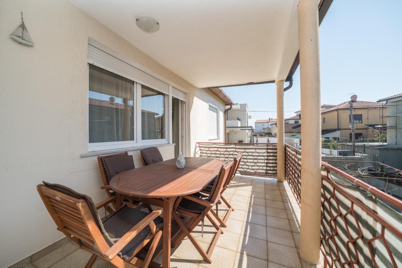 Red Karmenita Apartment Umag Bagian luar foto