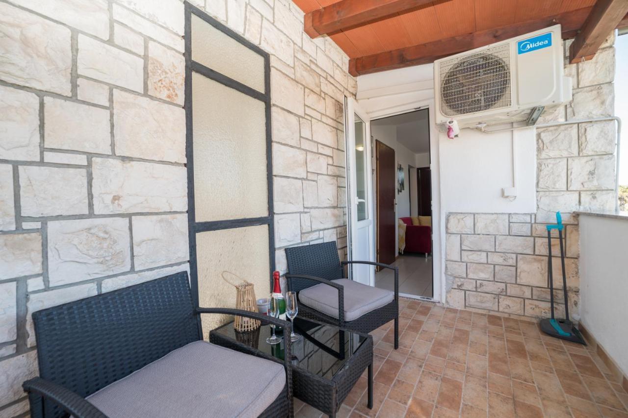 Red Karmenita Apartment Umag Bagian luar foto