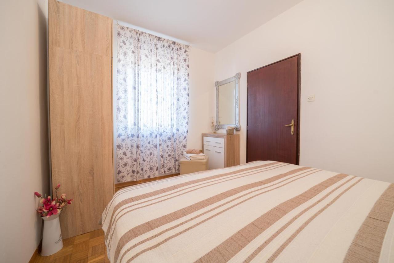 Red Karmenita Apartment Umag Bagian luar foto