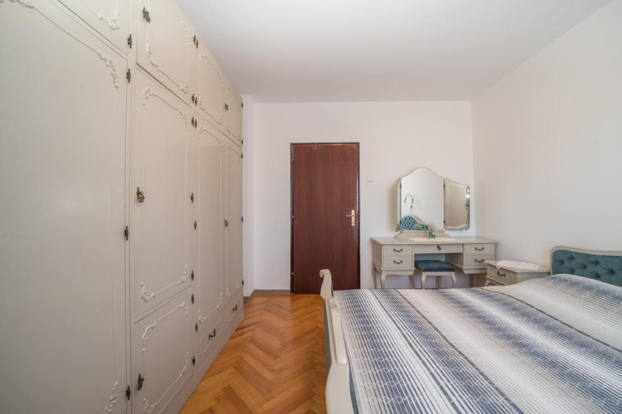 Red Karmenita Apartment Umag Bagian luar foto