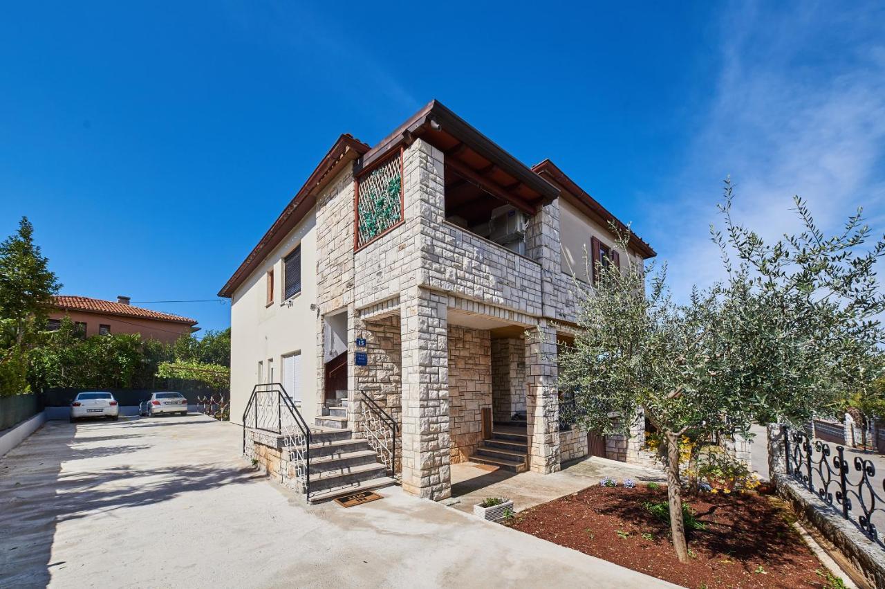 Red Karmenita Apartment Umag Bagian luar foto